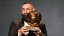 Pemain Real Madrid, Karim Benzema mengangkat trofi Ballon d'Or 2022 di Theater du Chatelet, Paris, Prancis, Senin (17/10/2022). Karim Benzema terpilih sebagai pemenang Ballon d'Or 2022 pada malam penghargaan yang digelar di Theatre du Chatelet, Paris, Perancis, Selasa (18/10/2022) dini hari WIB waktu Indonesia. (AP Photo/Francois Mori)