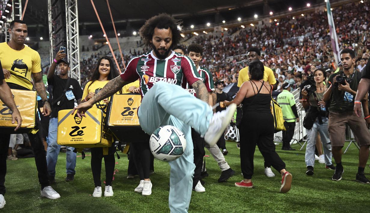 Marcelo menunjukkan keahliannya dalam melakukan jugling bola saat perkenalan pemain baru Fluminense di Stadion Maracana, Rio de Janeiro, Brasil, Sabtu (11/03/2023) WIB. Mantan pemain Real Madrid tersebut bergabung hingga Desember 2024. (AFP/Carl De Souza)