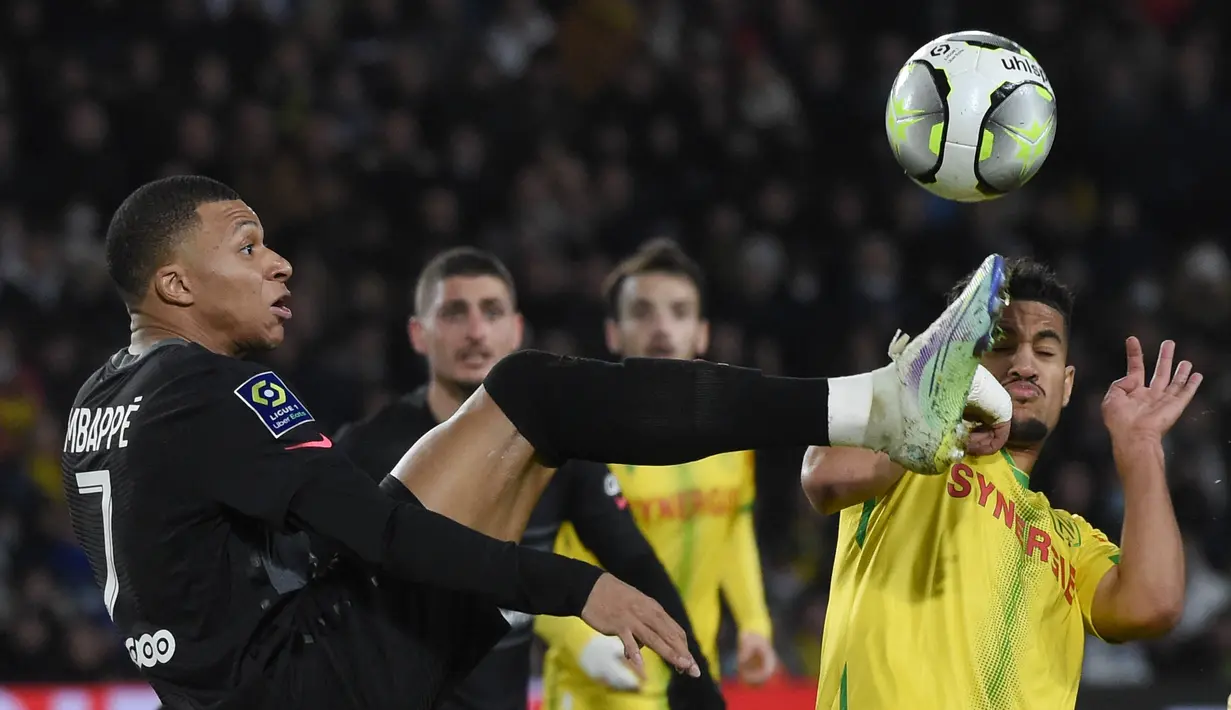 Penyerang Paris Saint-Germain (PSG) Kylian Mbappe berebut bola dengan gelandang Nantes Ludovic Blas (kanan) pada laga pekan ke-25 Ligue 1 Prancis di Stade de la Beaujoire, Minggu (20/2/2022) dinihari WIB. PSG keok saat bertandang ke Nantes dengan skor 1-3. (Sebastien SALOM-GOMIS/AFP)