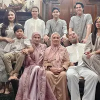 Potret Mulan Jameela dan Ahmad Dhani rayakan lebaran bersama anak dan keluarga besar (Sumber: Instagram/@mulanjameela1)