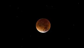 Gerhana Bulan Total terjadi ketika seluruh bayangan umbra bumi jatuh menutupi bulan, sehingga matahari, bumi dan bulan berada tepat sejajar.