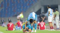 Para pemain Timnas Indonesia mencoba saling menguatkan setelah selesai bertanding melawan Myanmar U-22 di Stadion 700th Anniversary, Chiang Mai, Jumat (12/12/2025) malam WIB.