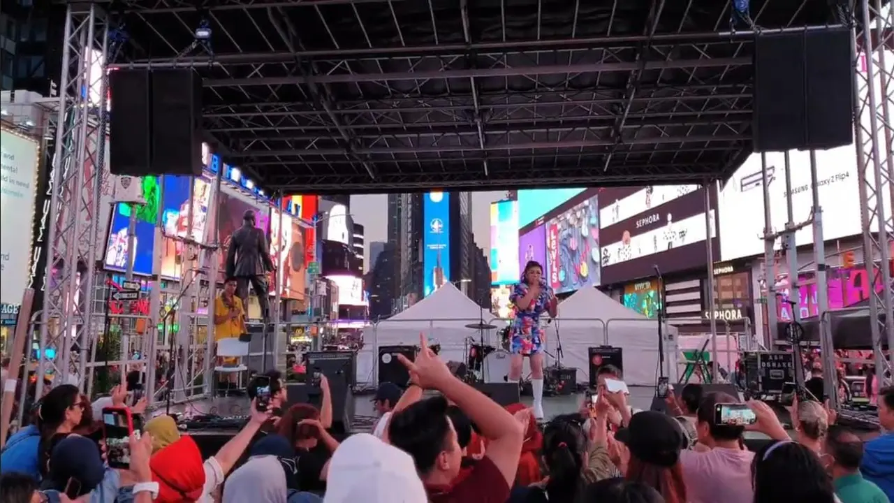 Penyanyi Banyuwangi Fitri Karlina saat  manggung di Times Square New York Amerika Serikat bawakan lagu Ojo Dibandingke. (Istimewa)