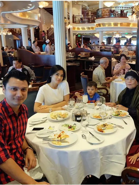 Tikam, Christian dan Juna sedang makan bersama keluarganya disebuah kapal pesiar. (Foto: Instagram/@titi_kamall)