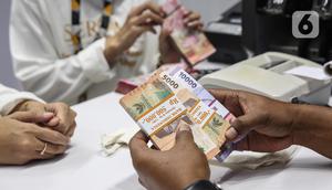 Bekerja sama dengan berbagai perbankan, Bank Indonesia membuka layanan penukaran uang rupiah pada momen Ramadan dan jelang perayaan Idul Fitri 1446 Hijriah. (Liputan6.com/Angga Yuniar)