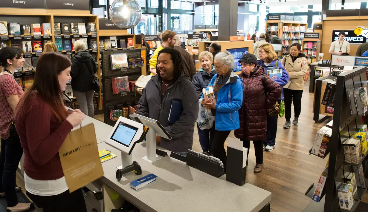 Pelanggan berbelanja buku di toko Amazon Books di University Village, Seattle, Washington, Selasa (3/11). Setelah 20 tahun mejual buku secara online, akhirnya Amazon membuka toko buku fisik pertamanya. (AFP Photo/Jason Redmond)