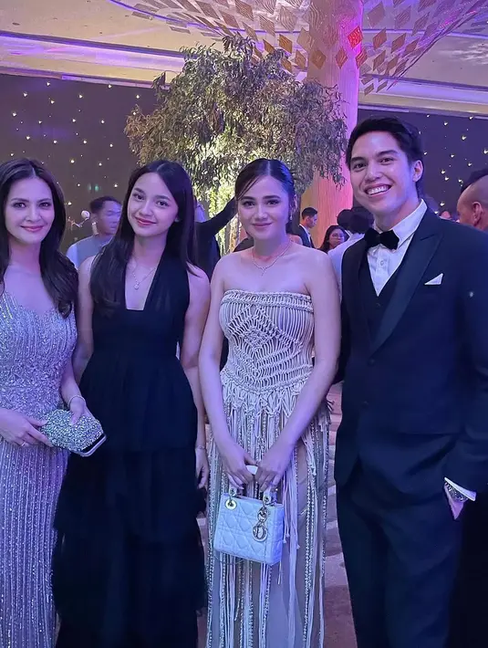 Syifa Hadju tampil anggun dalam strapless gown berwarna putih dengan detail salur mutiara yang memberi kesan klasik dan elegan. [@cuttaryofficial].