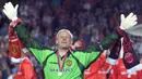 Peter Schmeichel bersama Manchester United menjadi klub asal Negeri Ratu Elizabeth pertama yang merengkuh treble pada musim kompetisi 1998-1999. (Foto: AFP/Eric Cabanis)