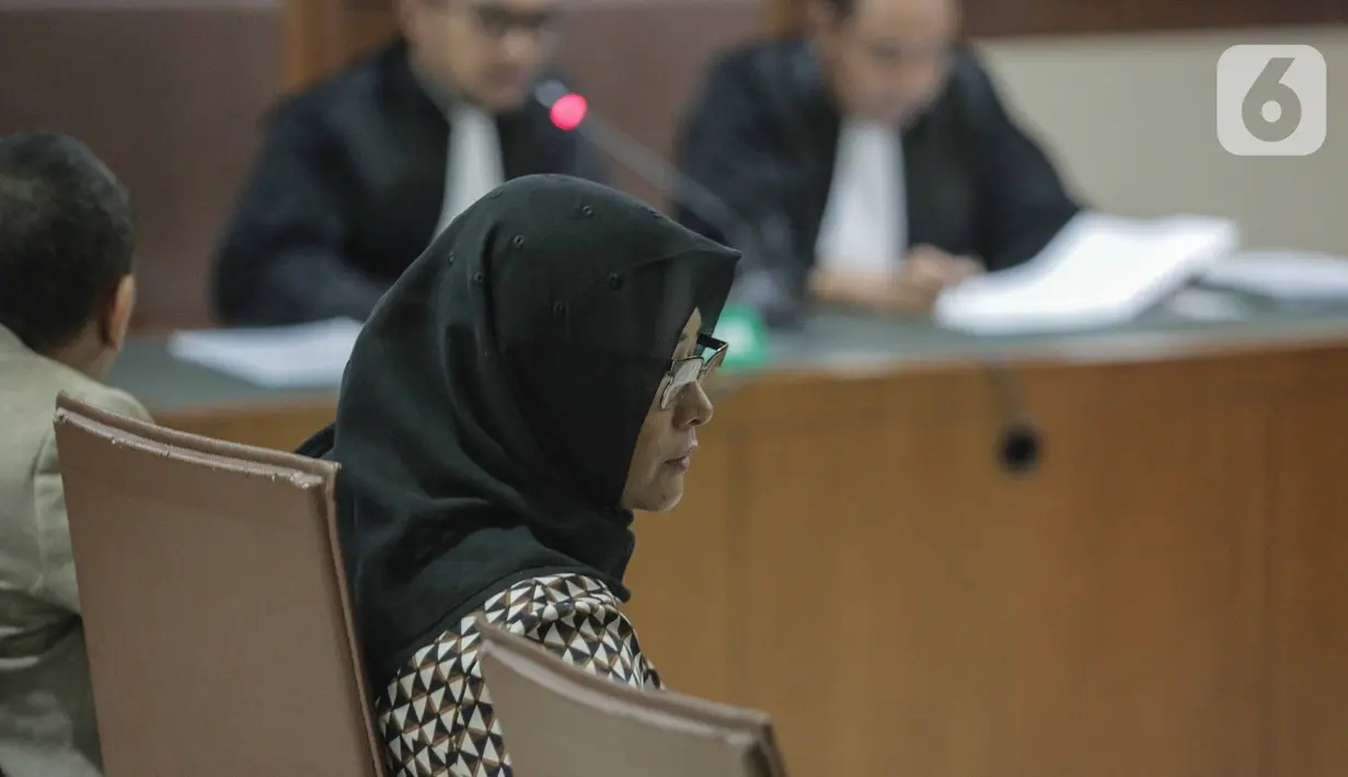Mirawati Basri saat menjalani sidang  pembacaan dakwaan di Pengadilan Tipikor, Jakarta, Selasa, (31/12/2019). Mirawati Basri didakwa terlibat dalam kasus dugaan suap terkait izin impor bawang putih dari Kementerian Pertanian dan SPI dari Kemendag. (Liputan6.com/Faizal Fanani)
