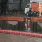 Situasi di Pintu Air Manggarai, Jakarta, Senin (5/2). Hujan deras yang mengguyur Bogor hingga Jakarta membuat beberapa pintu air mengalami kenaikan volume. (Liputan6.com/Faizal Fanani)