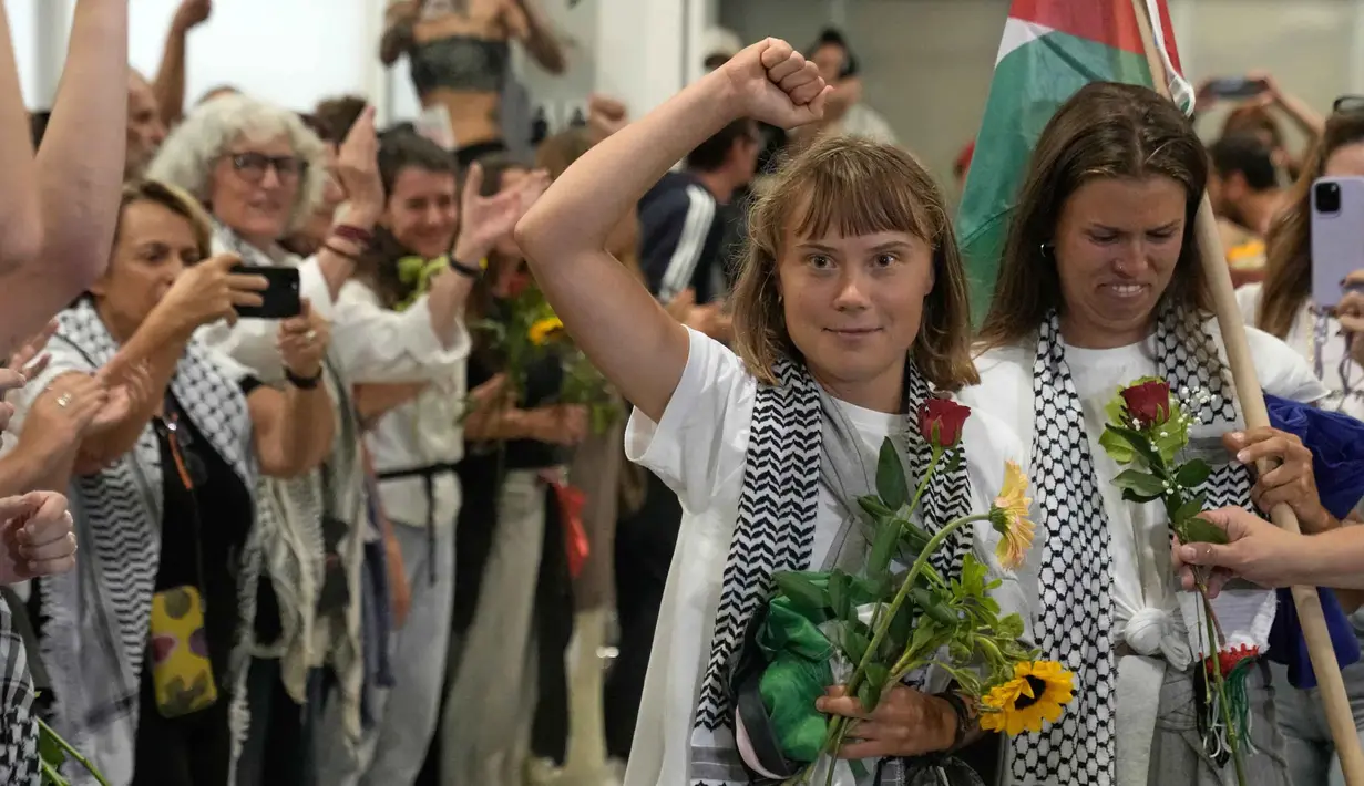 Untuk diketahui, armada Global Sumud Flotilla berlayar sejak bulan lalu untuk mengangkut bantuan ke Gaza yang dilanda perang. Kapal-kapal ini mengangkut bantuan serta para politisi dan aktivis, termasuk aktivis iklim asal Swedia Greta Thunberg. (AP Photo/Petros Giannakouris)