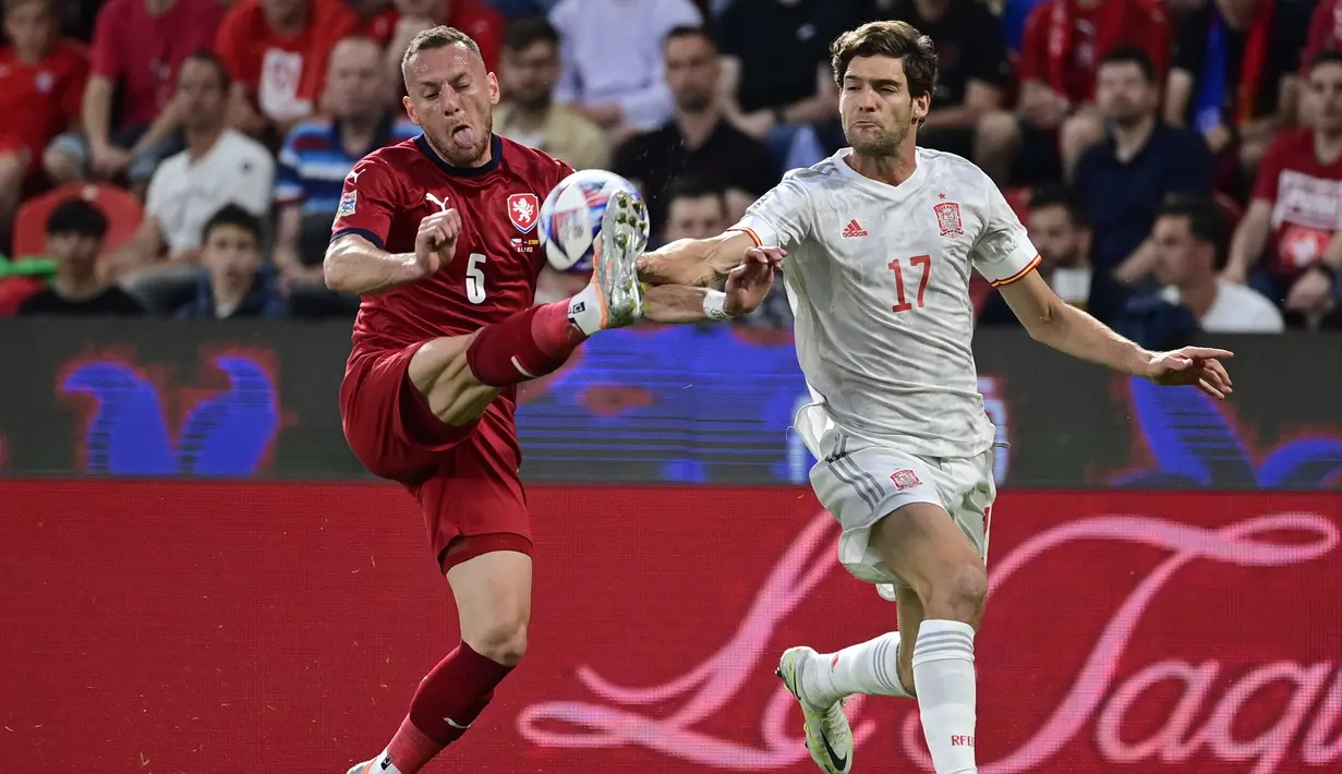 <p>Bek Spanyol, Marcos Alonso berebut bola dengan pemain Republik Ceko Vladimir Coufal pada pertandingan kedua Grup A2 UEFA Nations League di Stadion Eden Arena, Praha, Senin (6/6/2022). Hasil imbang ini, membuat Spanyol berada di peringkat ketiga klasemen dan Ceko berada diperingkat kedua. (Roman Vondrous/CTK via AP)</p>