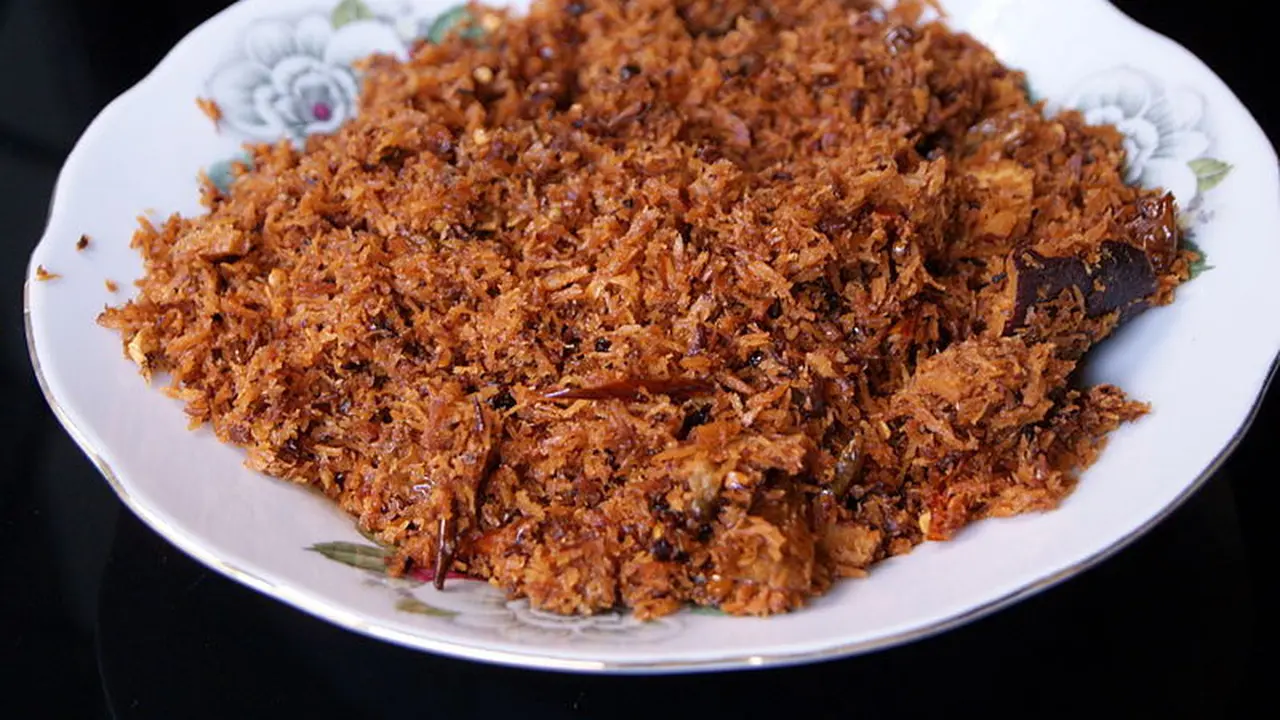 Sepiring serundeng kelapa pedas manis khas Solo