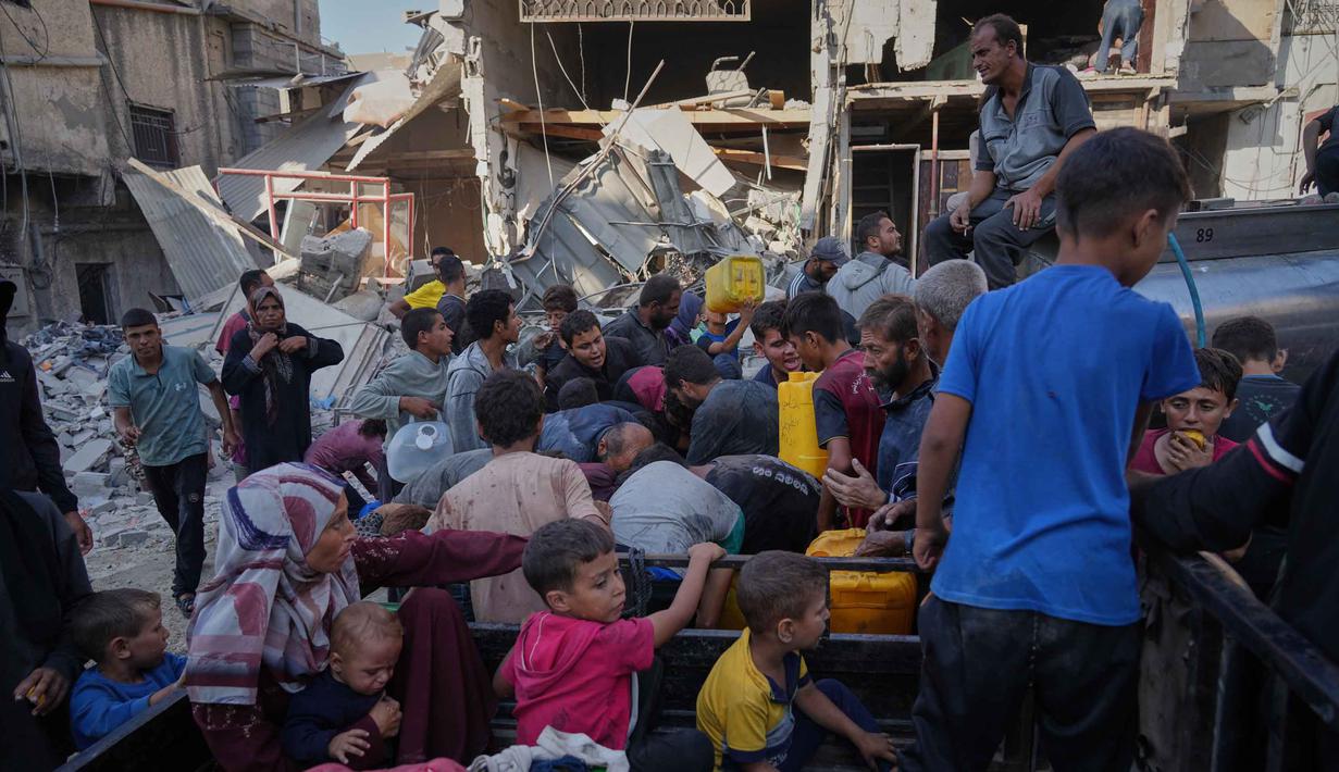 Serangan Israel sejak Oktober 2023 berulang kali merusak atau menghancurkan fasilitas air, sumur, pipa, unit desalinasi, dan sistem pembuangan limbah. (AP Photo/Jehad Alshrafi)