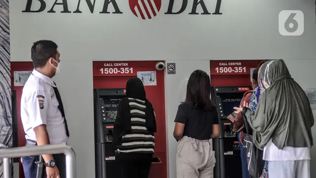 FOTO: Antrean Warga Cairkan BST di ATM Bank DKI