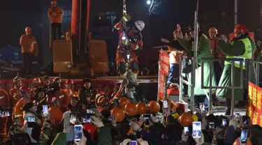 Seorang penambang diangkat dari tambang yang runtuh di Pingyi, Provinsi Shandong, China, Jumat (29/1). Empat penambang berhasil diselamatkan dari tambang yang runtuh setelah terperangkap selama 36 hari di bawah tanah. (REUTERS/China Daily)