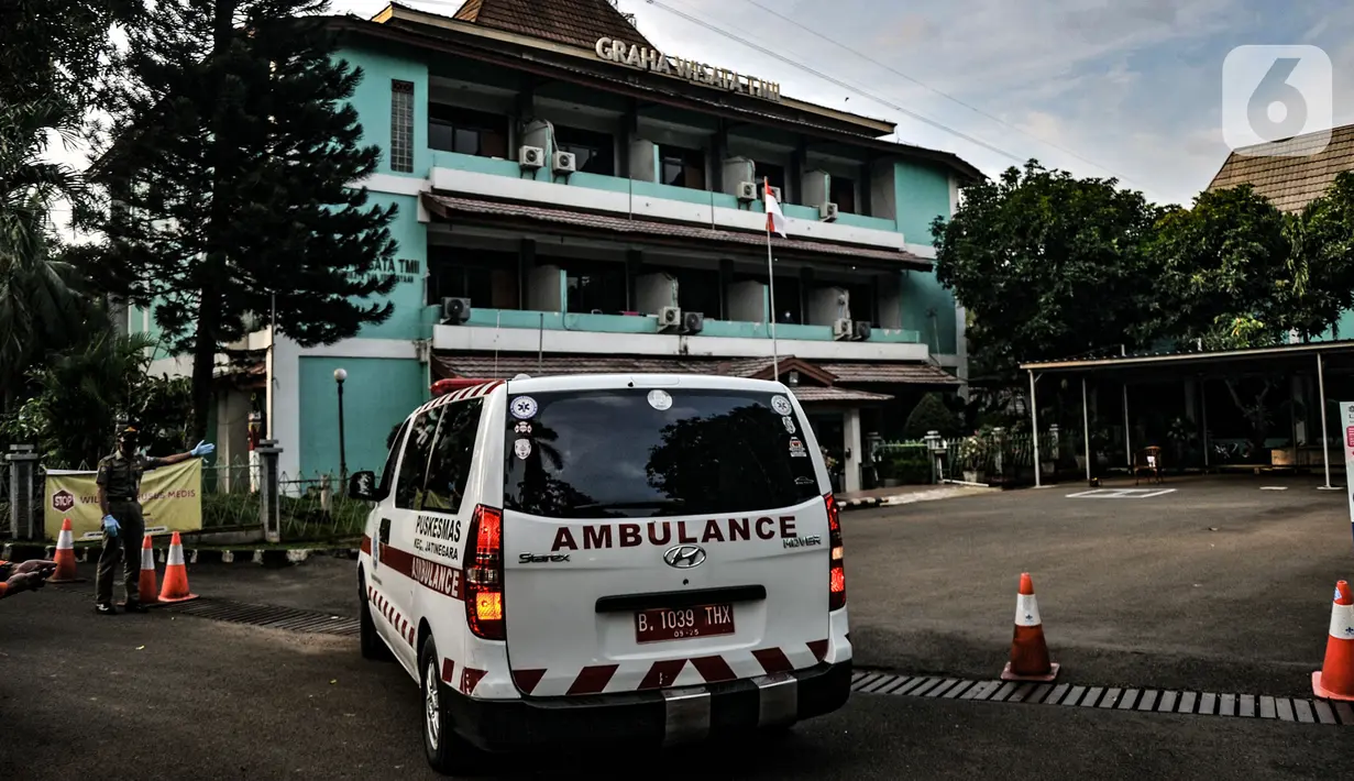 Ambulans yang membawa pasien OTG Covid-19 tiba di Graha Wisata TMII, Jakarta, Selasa (22/6/2021). Lonjakan kasus aktif Corona menyebabkan kapasitas kamar isolasi pasien OTG Covid-19 di Graha Wisata TMII telah terisi penuh usai pada hari ini tercatat kedatangan 6 pasien. (merdeka.com/Iqbal S Nugroho)