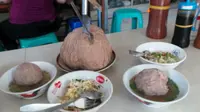 Ukuran bakso ini sebesar kepala orang dewasa dan beratnya mencapai lebih dari dua kilogram.