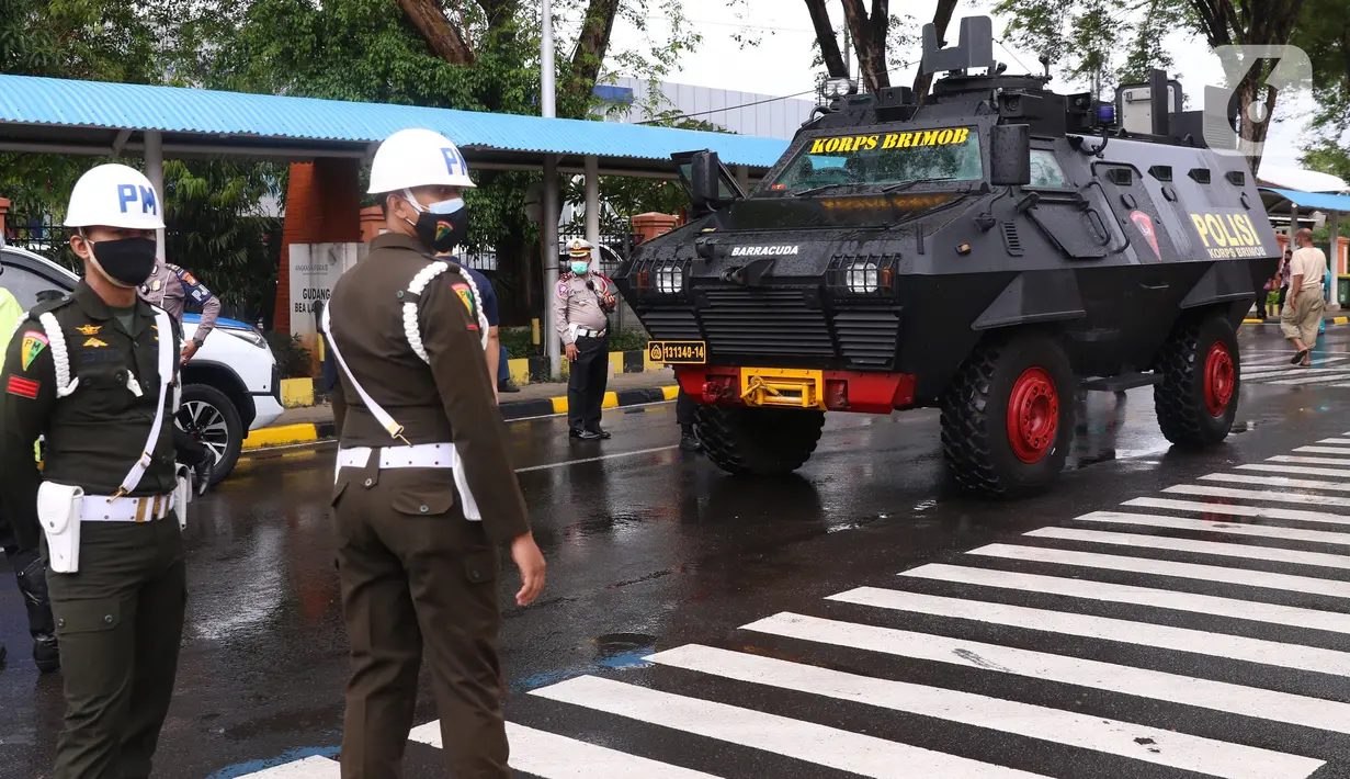 Kendaraan taktis disiagakan saat penjemputan vaksin Covid-19 Sinovac di Terminal Kargo Bandara Soekarno-Hatta, Tangerang, Kamis (31/12/2020). TNI dan Polri diterjunkan untuk mengawal kedatangan vaksin Covid-19 dari Bandara Soetta menuju PT Bio Farma di Bandung. (Liputan6.com/Angga Yuniar)