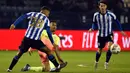 Striker Manchester City, Gabriel Jesus, berebut bola dengan pemain Sheffield Wednesday, Alessio da Cruz pada putaran kelima Piala FA di Hillsborough, Rabu (4/3/2020).Sempat kesulitan, Manchester City akhirnya menang tipis 1-0 atas Sheffield Wednesday lewat gol Sergio Aguero. (AP/Rui Vieira)