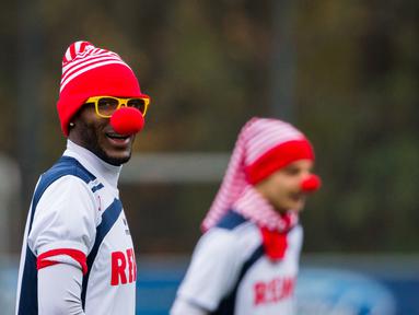 Pemain Cologne Anthony Modeste (kiri) dan rekannya menggunakan atribut badut saat latihan di Cologne, Rabu (11/11/2015) dini hari WIB.(AFP Photo/DPA/Rolf Vennenbernd)