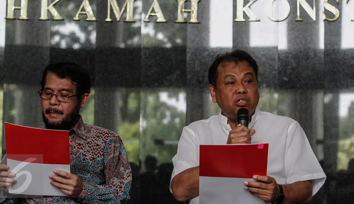 Ketua MK, Arief Hidayat memberi keterangan saat konferensi pers di Jakarta, Jumat (27/1). MK memutuskan membebastugaskan Hakim Konstitusi Patrialis Akbar pascatertangkap tangan oleh KPK. (Liputan6.com/Faizal Fanani)