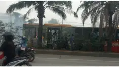  Sebuah bus Transjakarta mengeluarkan asap putih tebal. Kejadian tersebut berlangsung di depan Kantor Indosiar, Jalan Daan Mogot, Jakarta Barat.