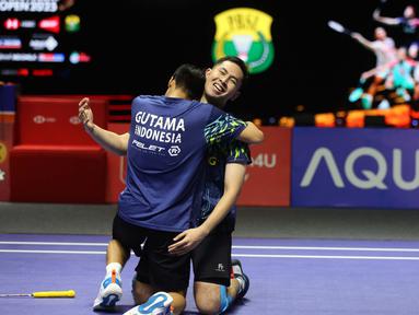 Ganda putra Indonesia, Sabar Karyaman Gutama/Moh Reza Pahlevi Isfahani merayakan kemenangan usai bertanding melawan Man Wei Chong/Kai Wun Tee (Malaysia) pada semifinal Kapal Api Indonesia Open 2025 di Istora Gelora Bung Karno, Senayan, Jakarta, Sabtu (7/6/2025). (Liputan6.com/Helmi Fithriansyah)