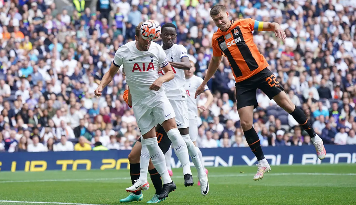 Harry Kane belum puas dengan torehan tiga golnya. Ia mengemas quattrick usai bikin gol di menit ke-79. Kane mencetak gol keempatnya dengan menyambar bola muntah yang ditepis kiper Shakhtar Donetsk. (Yui Mok/PA via AP)