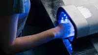 Ilustrasi pengering UV di prosedur manikur. (dok. pexels/cottonbro studio)