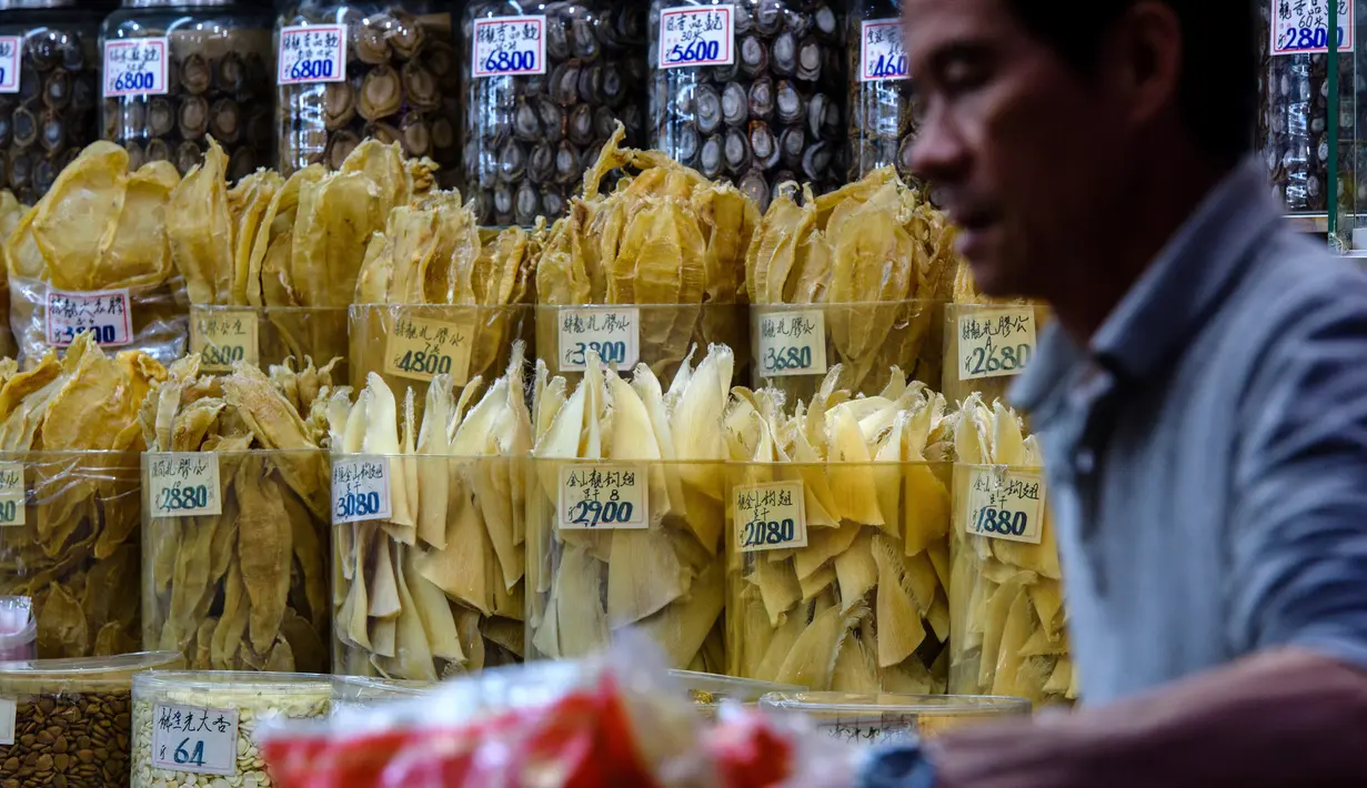 Aneka sirip ikan hiu yang sudah diolah dijual di sebuah toko di Hong Kong (6/3). Budaya mengkonsumsi sirip ikan hiu ini mengakibatkan makin sedikitnya populasi ikan hiu dan merusak ekosistem laut. (AFP/Anthony Wallace)