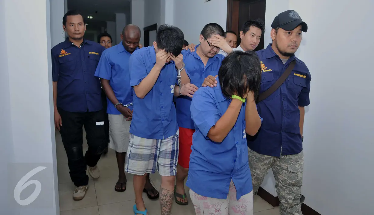 Empat tersangka sindikat narkotika jenis sabu Internasional WN Taiwan dan Nigeria di Jakarta, Senin (18/4). Dalam kasus yang diungkap, petugas menyita barang bukti 14,10kg sabu, 5 buah tabung besi dan 2 buah case kayu. (Liputan6.com/Gempur M Surya)