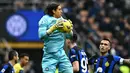 Ada yang unik dalam daftar 5 besar klasemen sementara Liga Italia Serie A 2023/2024 hingga pekan ke-30 yang tengah berjalan. Klub-klub yang ada dalam daftar 5 besar klasemen sementara nyatanya mengandalkan sosok kiper asing sebagai pilihan utama di bawah mistar gawang dibandingkan menjatuhkan pilihan kepada kiper lokal. Berikut daftar kelima kiper asing tersebut. (AFP/Gabriel Bouys)