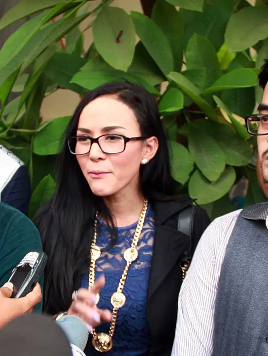 Cynthiara Alona. Ia melaporkan ibunda Vicky Prasetyo, Emma Fauziah atas tuduhan pencemaran nama baik. Wanita seksi ini melapor ke Polda Metro Jaya pada 28 Mei 2015 dan memiliki bukti serta tiga orang saksi. (Deki Prayoga/Bintang.com)