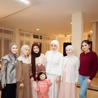 Penampilan para anggota geng Mamayu mencuri perhatian dengan gaya khas masing-masing. Berikut detail outfit mereka yang bisa menjadi inspirasi fashion Ramadan! [@kesharatuliu05].