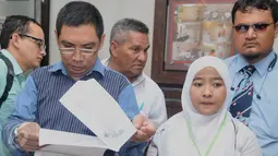 Yusri Isnaeni didampingi kuasa hukumnya saat melaporkan Gubernur DKI Jakarta Basuki Thahja Purnama ke Polda Metro jaya terkait kasus pencemaran nama baik kasus KJP, Jakarta, Selasa (5/1/2016). (Liputan6.com/Gempur M Surya)