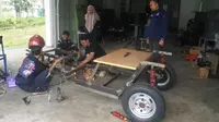 Mahasiswa Fakultas Teknik saat merakit prototipe mobil listrik (Arfandi/Liputan6.com)
