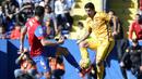 Pemain Levante, David Navarro (kiri) mencoba menghalangi pergerakan Luis Suarez pada lanjutan La Liga Spanyol pekan ke-22 di Stadion Ciutat de Valencia, Valencia, Minggu (7/2/2016).  (AFP/Jose Jordan)
