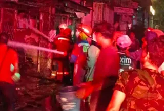 Petugas damkar memadamkan api di penjaringan, jakarta utara. (ANTARA/HO-Gulkarmat)