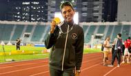 Maria Natalia Londa memamerkan medali emas yang diraih di SEA Games 2025. (Instagram/marianatalialonda7997)
