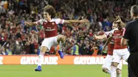 Gelandang Arsenal Matteo Guendouzi (kiri) merayakan dengan rekan satu timnya setelah mereka menang 6-5 dalam adu penalti selama pertandingan International Champions Cup (ICC) di Stadion Aviva di Dublin (1/8). (AFP Photo/Paul Faith)