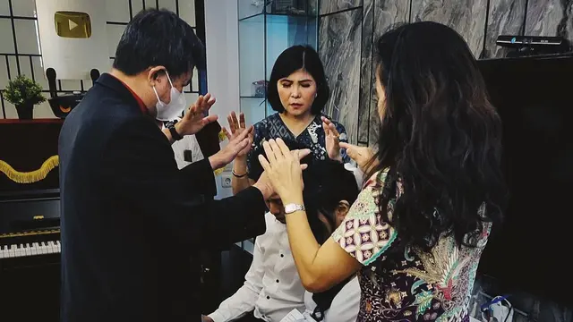 Terpaut Usia 17 Tahun, Ini 6 Momen Pernikahan Kapten Vincent Raditya