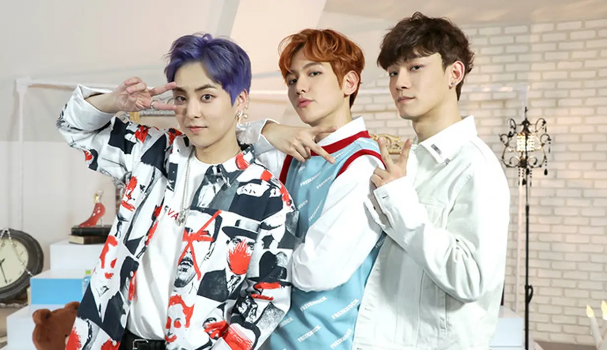 Saat jumpa pers EXO-CBX, Baekhyun mengaku jika mandi bersama merupakan hal yang biasa untuk para personel EXO. Tapi Baekhyun mengaku jika ia penasaran mandi dengan Xiumin. (Foto: Soompi.com)