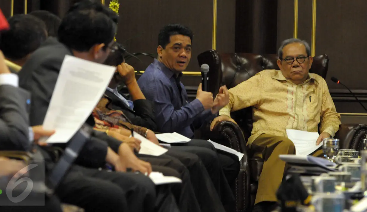Wakil Ketua Komisi II DPR RI, Riza Patria (kiri) memberikan paparan saat pertemuan konsultasi dengan Mahkamah Konstitusi  di Jakarta, Kamis (14/4). Pertemuan membahas RUU Pilkada serta evaluasi pelaksanaan Pilkada serentak 2015 (Liputan6.com/Helmi Afandi)