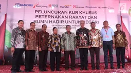 Menko Perekonomian, Darmin Nasution, Gubernur Jawa Tengah Ganjar Pranowo, Direktur Operasional Ritel Askrindo, Anton Fadjar Siregar bersama pejabat teras foto bersama pada Peluncuruan KUR Khusus di Wonogiri, Jateng, Kamis (6/12). (Liputan6.com/HO/Iqbal)