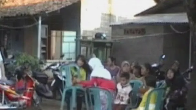 Ratusan Warga Bekasi Bentrok dengan Polisi