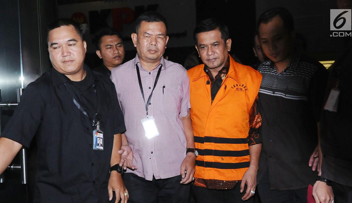 Bupati Nganjuk Taufiqurrahman (kedua kanan) keluar gedung KPK Jakarta, Kamis (26/10). Taufiqurrahman ditahan KPK melalui OTT terkait dugaan suap perekrutan dan pengelolaan ASN/PNS di Kabupaten Nganjuk. (Liputan6.com/Helmi Fithriansyah)