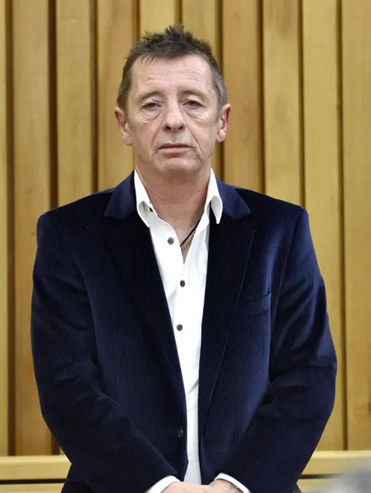 Mantan drummer AC/DC Phil Rudd ketika menunggu vonis terhadap dirinya di pengadilan, Tauranga, Selandia Baru, Kamis (9/7/2015). (AFP/Marty Melville)