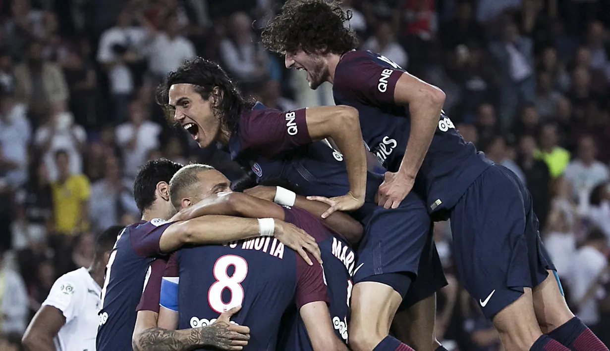 Selebrasi Gol para pemain PSG saat melawan Saint Etienne pada lanjutan Ligue 1 Prancis di Parc des Princes stadium, Paris, (25/8/2017). PSG menang 3-0. (AP/Kamil Zihnioglu)
