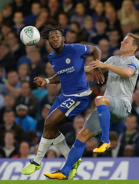 Pemain Chelsea, Michy Batshuayi berebut bola dengan pemain Everton, Phil Jagielka pada babak keempat Piala Liga Inggris di Stamford Bridge, Kamis (26/10). The Blues –julukan Chelsea- sukses mengalahkan Wayne Rooney dan kawan-kawan 2-1. (AP/Alastair Grant)